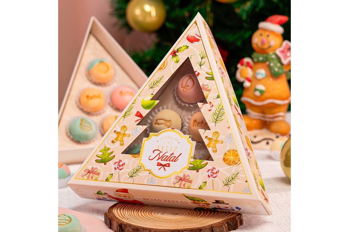embalagem de natal em formato de triangulo para trufas