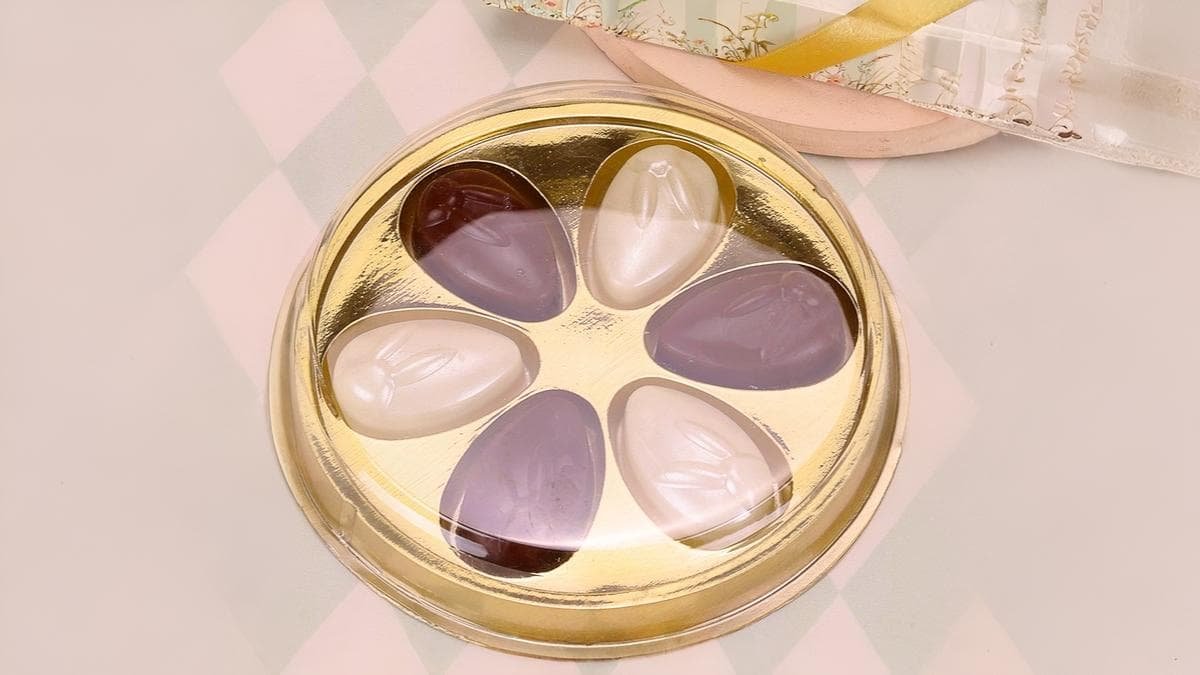 caixa com mini ovos de pascoa