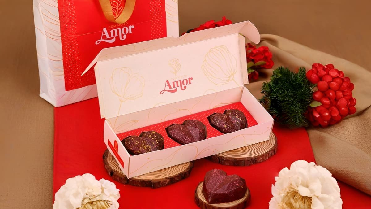 embalagem para dia dos namorados com 3 coracoes de chocolate